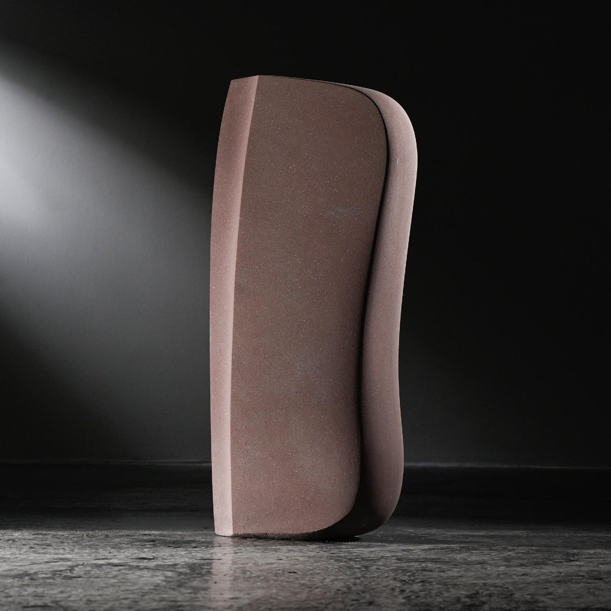 Sculpture totem en grès rose par Robert Neuhauser, Suisse années 1980-photo-2