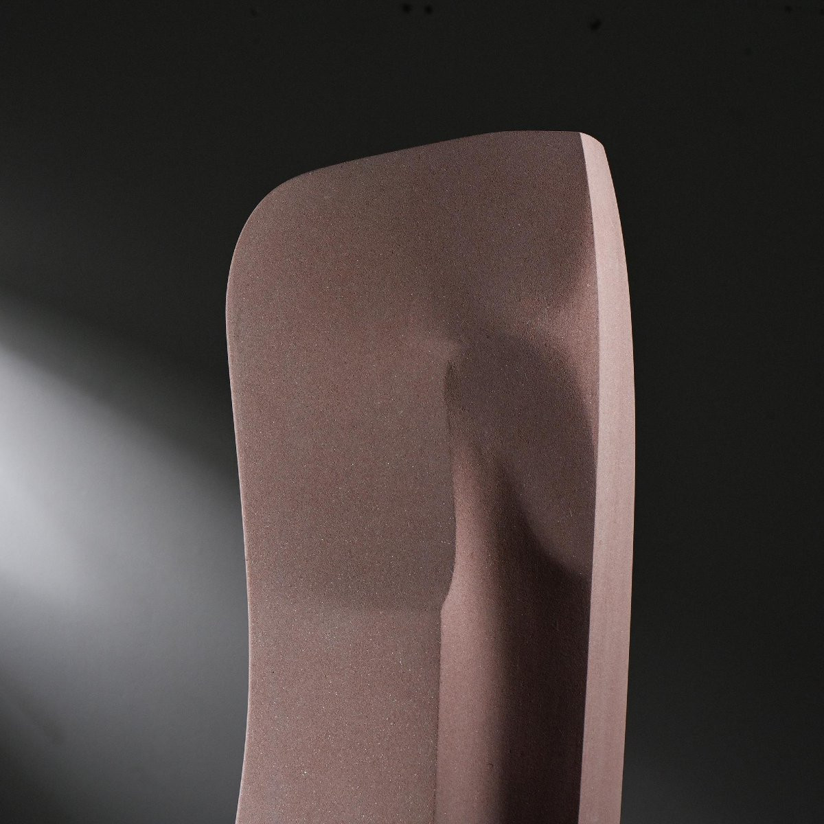 Sculpture totem en grès rose par Robert Neuhauser, Suisse années 1980-photo-3