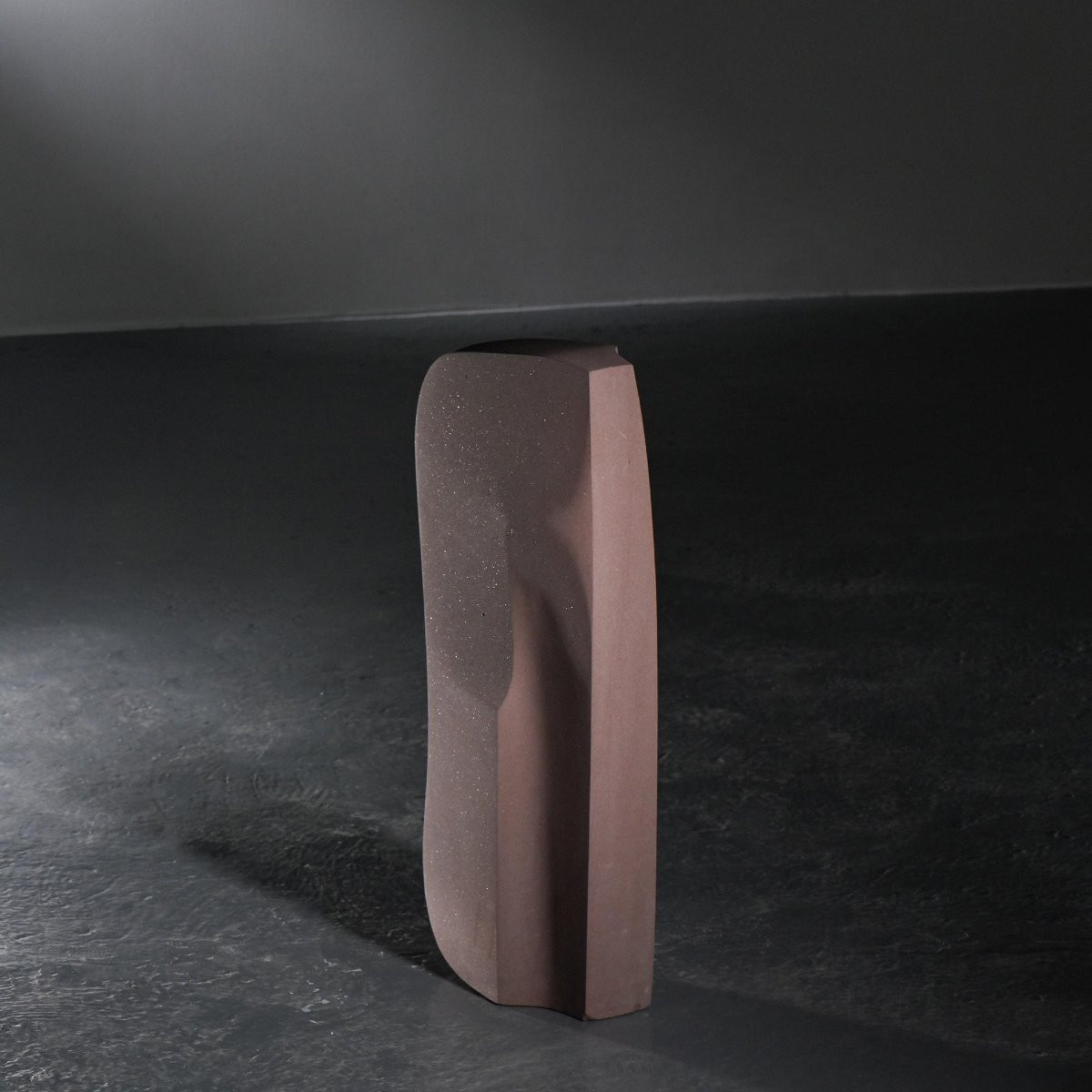 Sculpture totem en grès rose par Robert Neuhauser, Suisse années 1980-photo-4