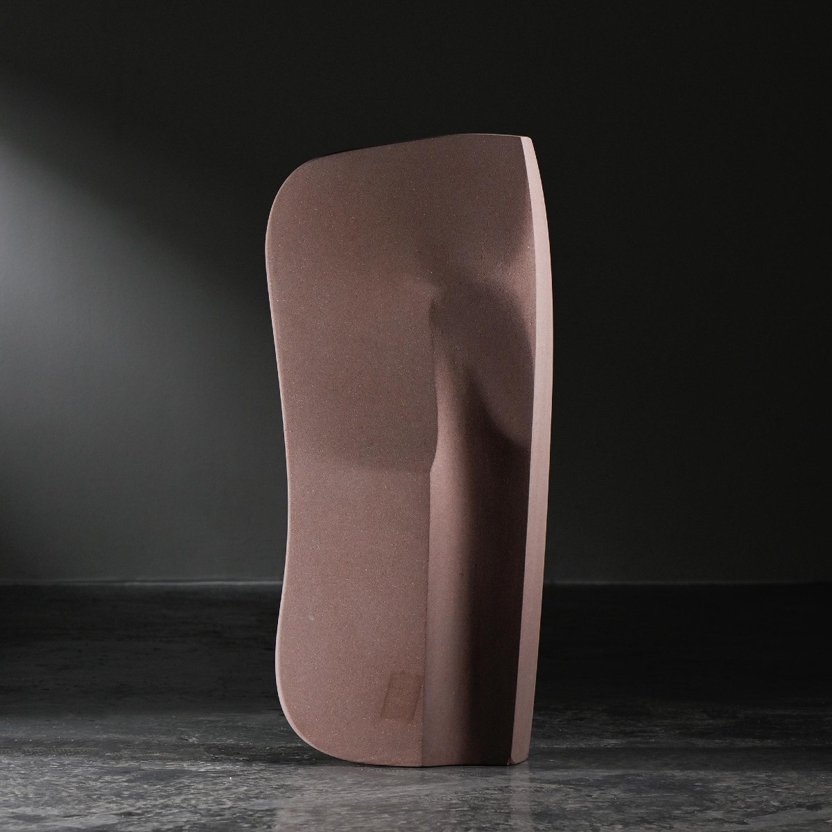 Sculpture totem en grès rose par Robert Neuhauser, Suisse années 1980