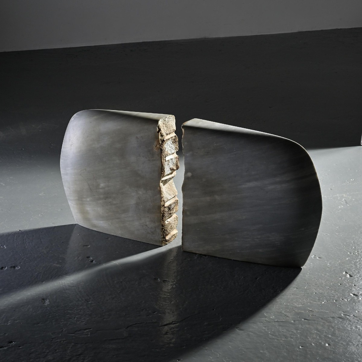 Sculpture en marbre en deux parties par Robert Neuhauser, Suisse années 1980