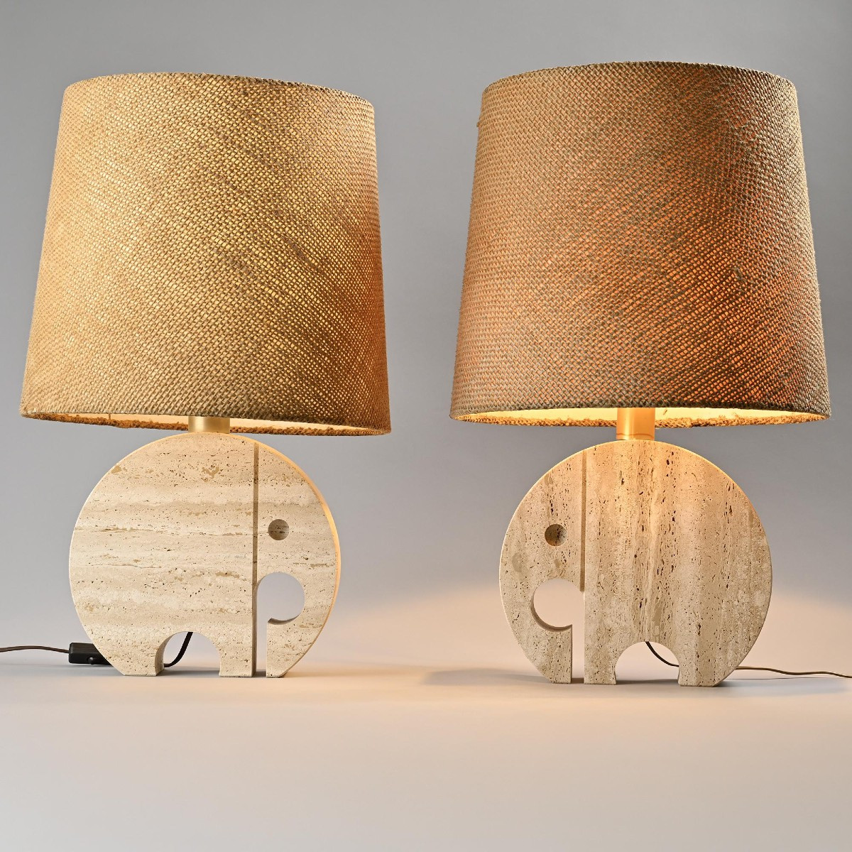 Suite de deux lampes de table « Éléphant » en travertin par Fratelli Mannelli, vers 1970