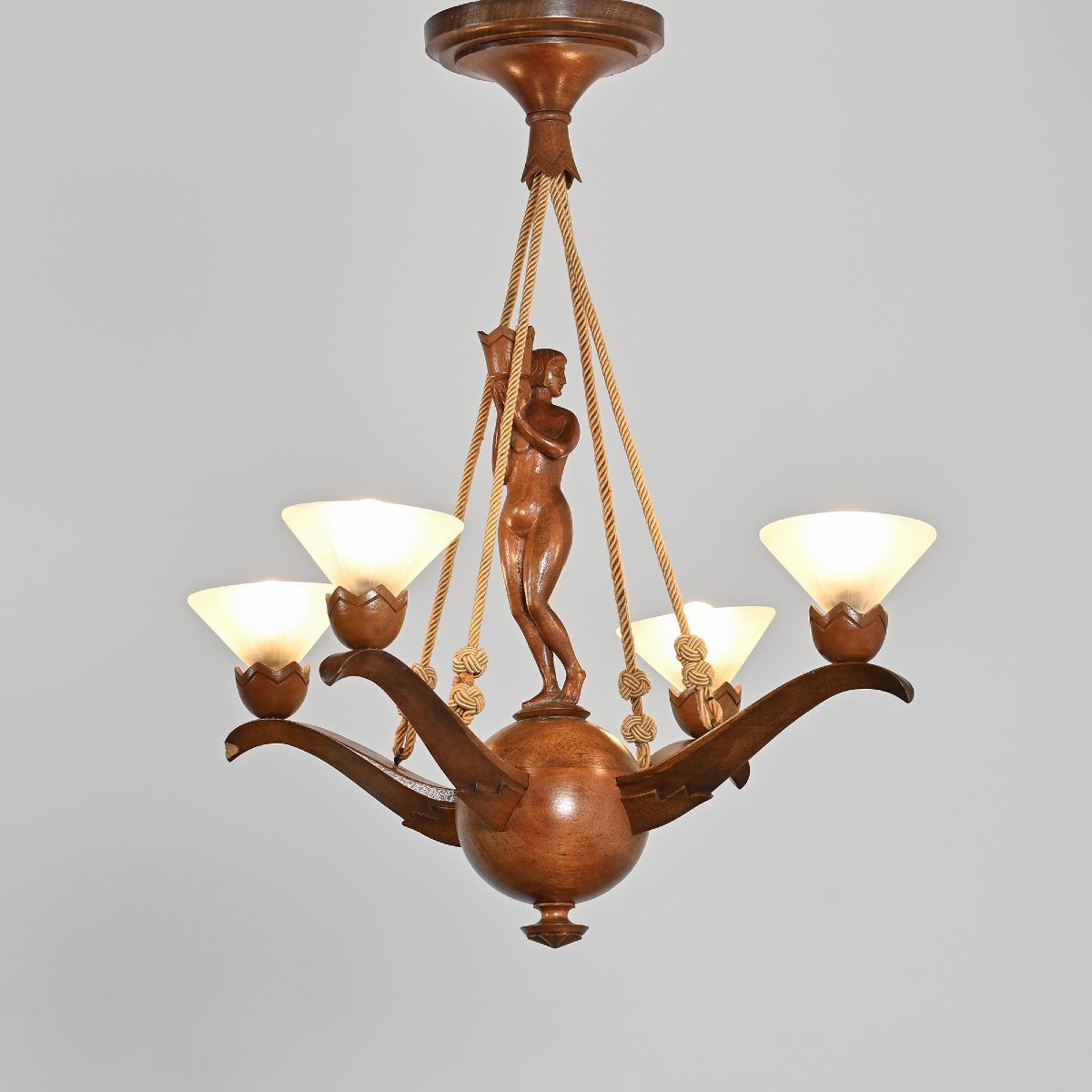 Lustre en chêne sculpté, travail des années 1920