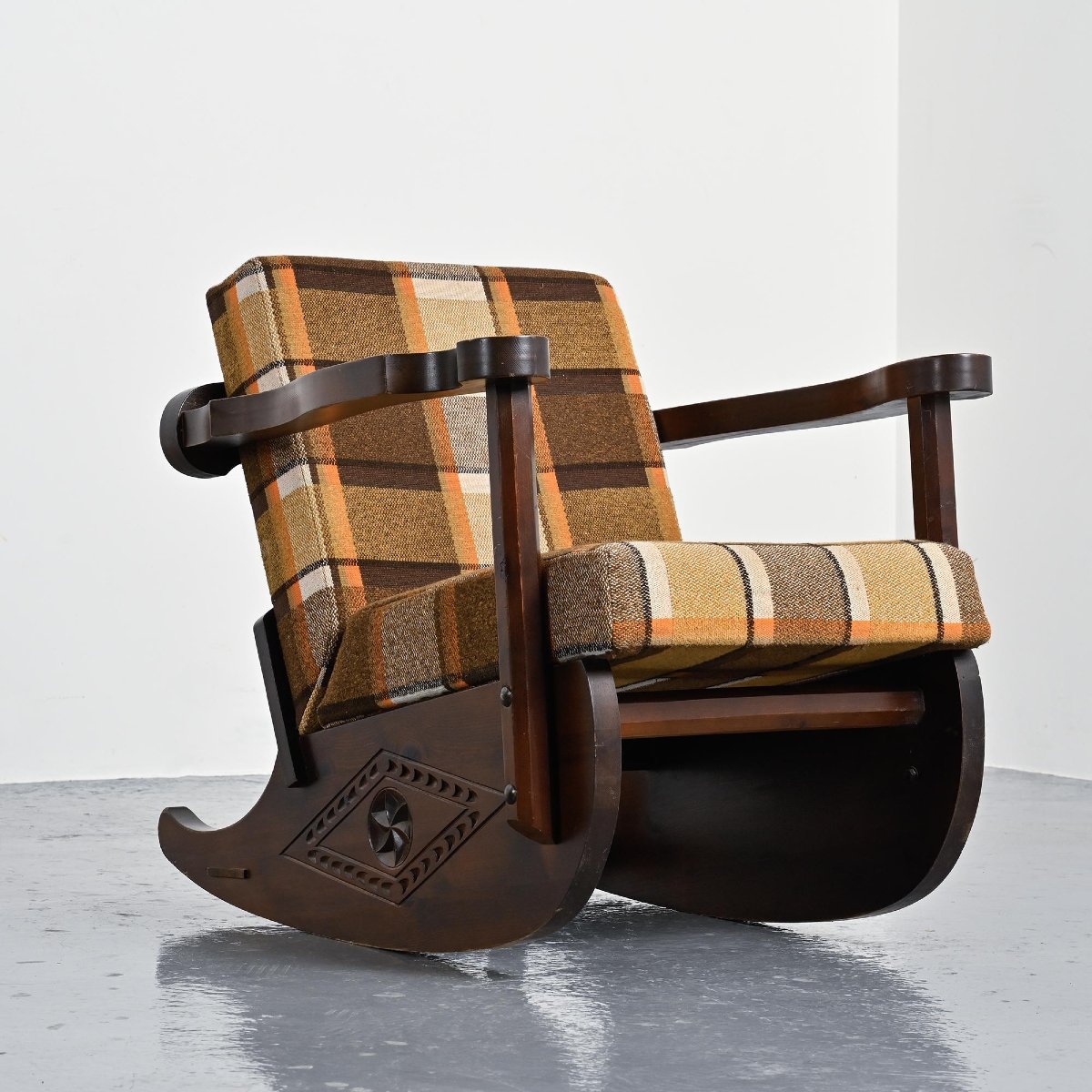 Paire de rocking chairs en bois sculpté, circa 1970 -photo-3