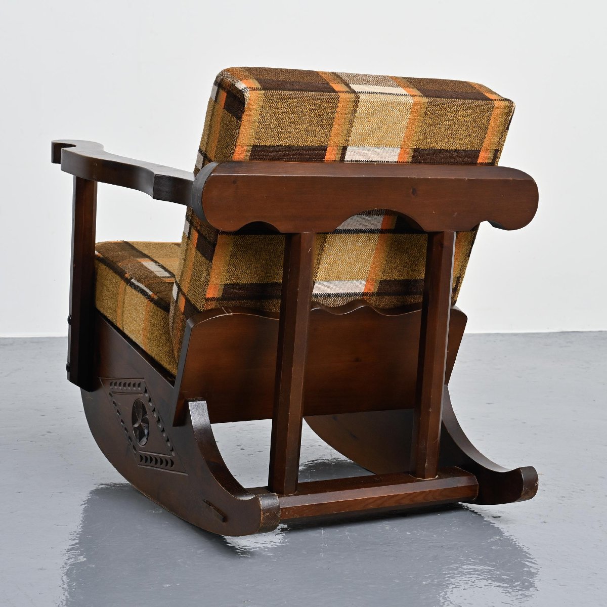 Paire de rocking chairs en bois sculpté, circa 1970 -photo-5