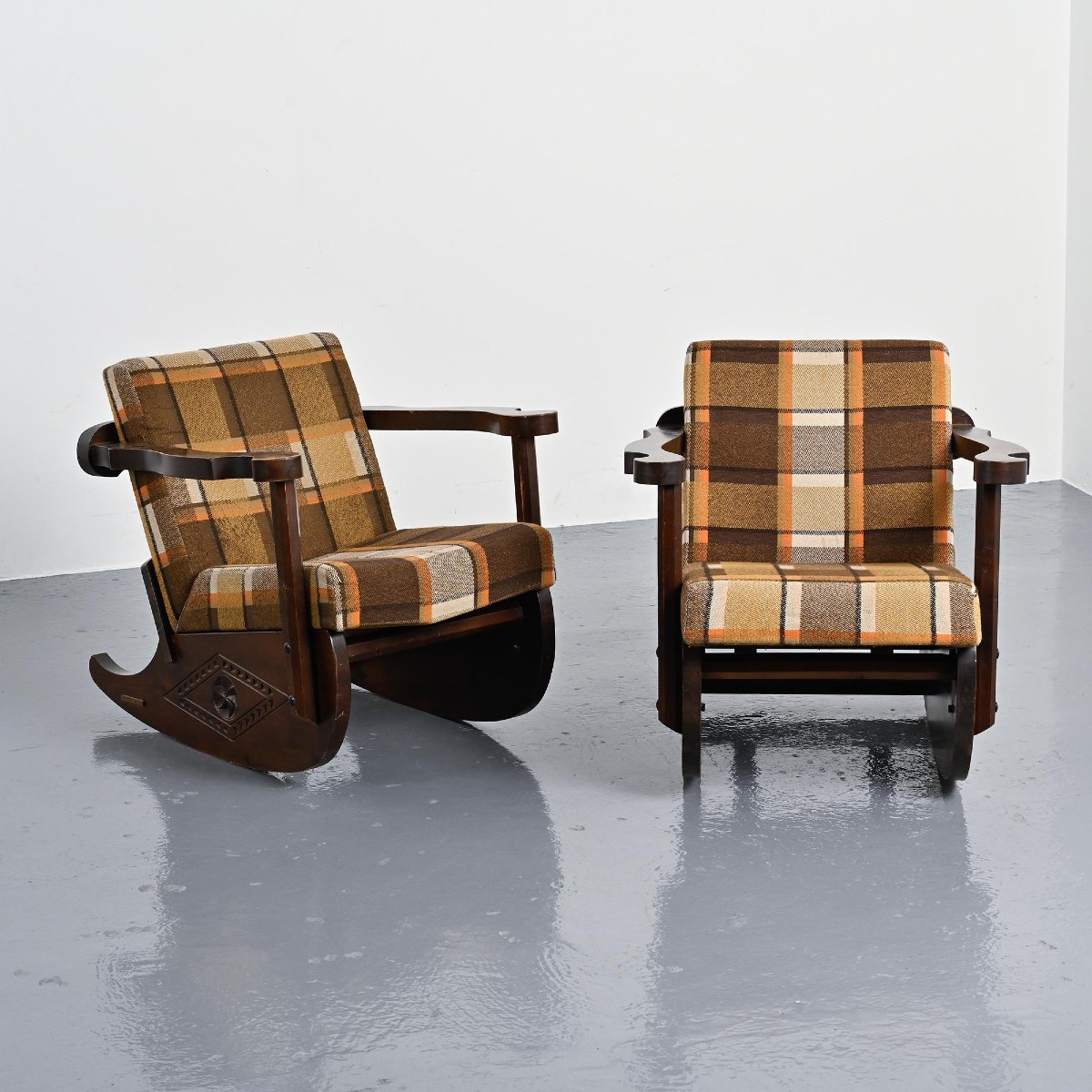Paire de rocking chairs en bois sculpté, circa 1970 