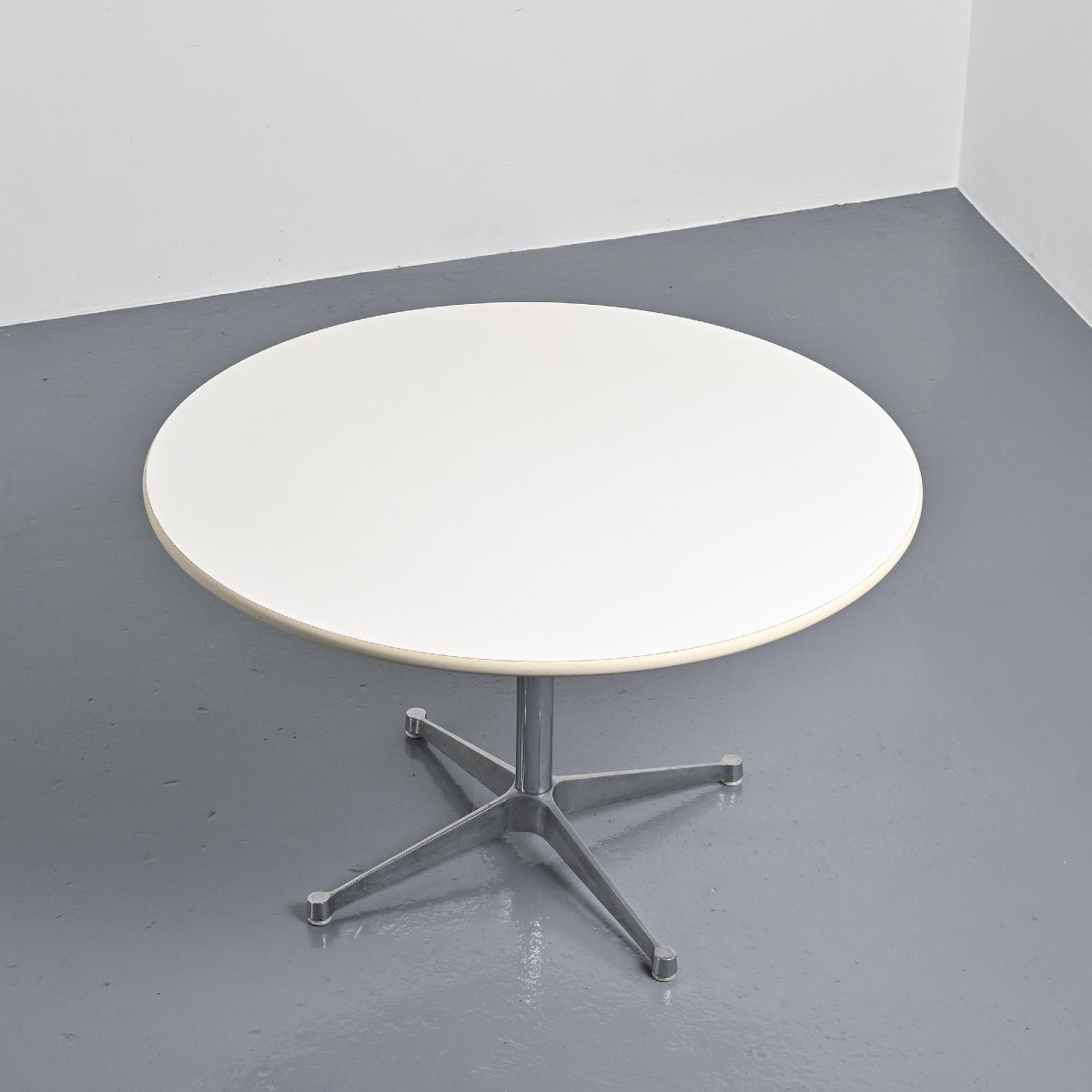 Table ronde par Charles et Ray Eames pour Herman Miller, circa 1970 -photo-4