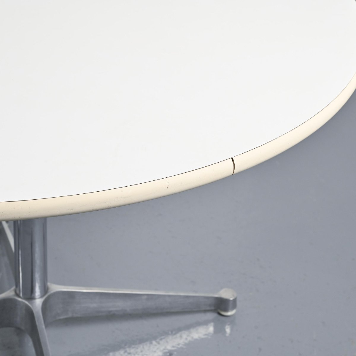 Table ronde par Charles et Ray Eames pour Herman Miller, circa 1970 -photo-1