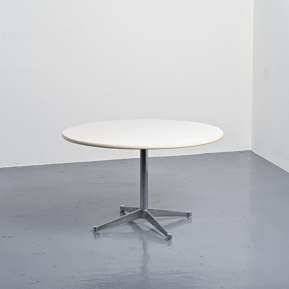 Table ronde par Charles et Ray Eames pour Herman Miller, circa 1970 