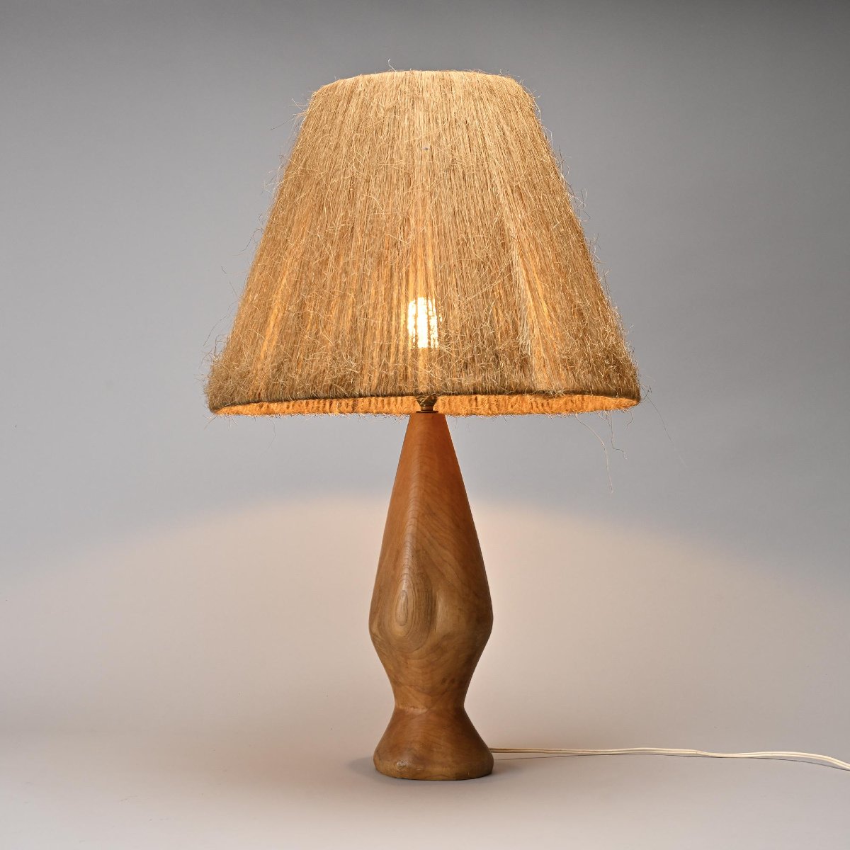 Lampe en bois tourné et fibre naturelle, France, circa 1960