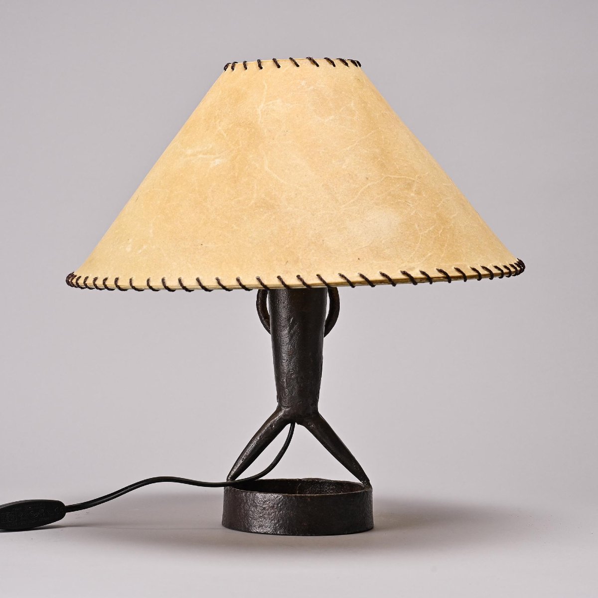 Lampe de table en fer martelé par  Léopold Gest, France, circa 1970-photo-2