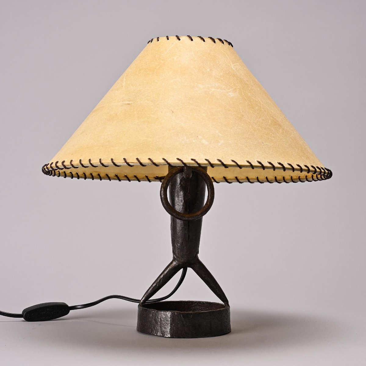 Lampe de table en fer martelé par  Léopold Gest, France, circa 1970-photo-3