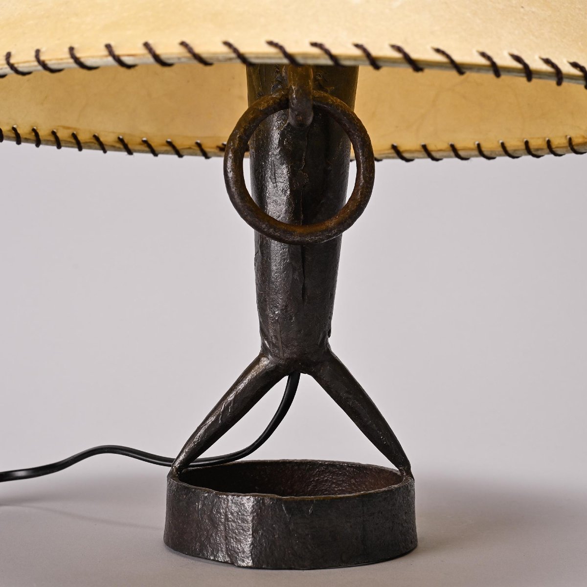 Lampe de table en fer martelé par  Léopold Gest, France, circa 1970-photo-4