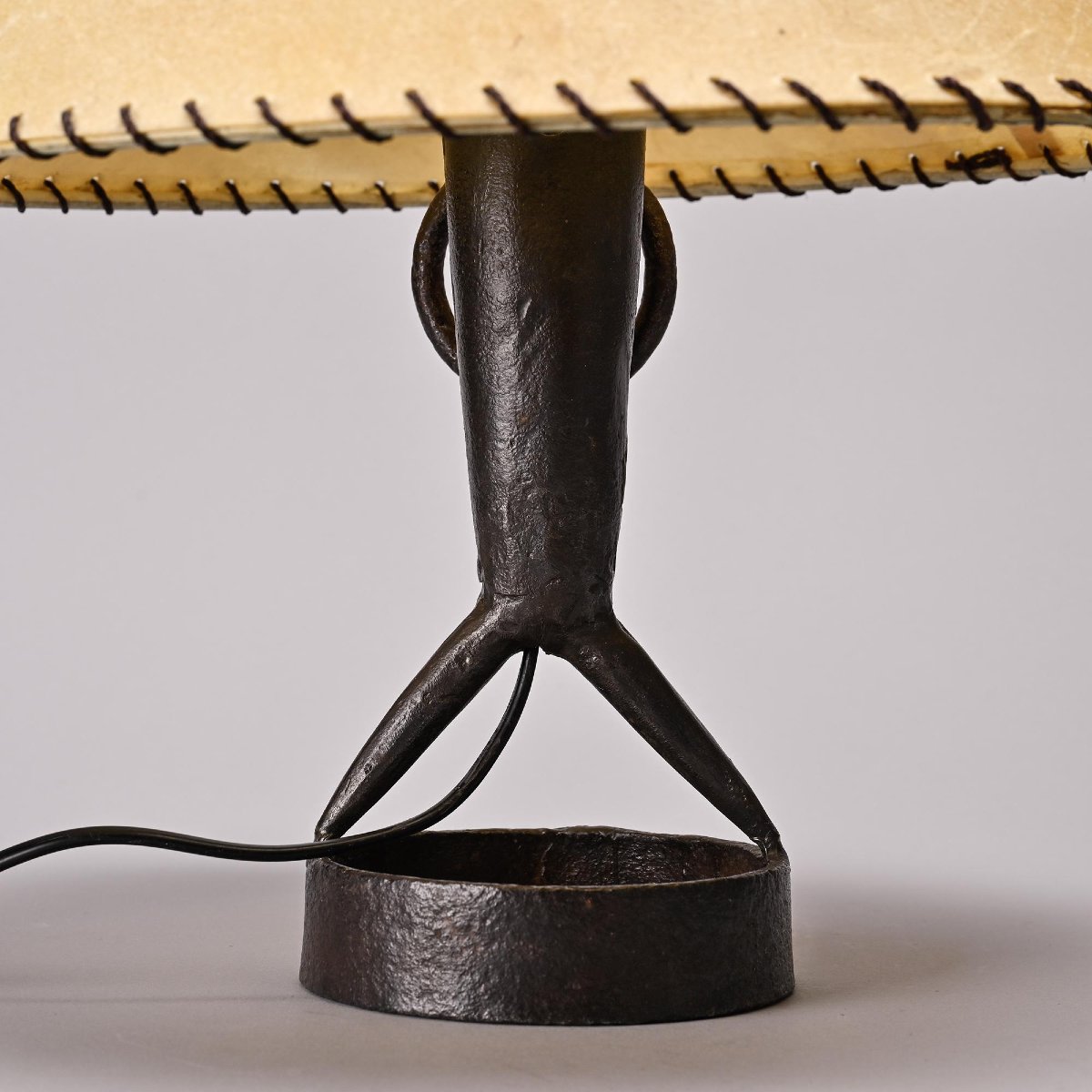 Lampe de table en fer martelé par  Léopold Gest, France, circa 1970-photo-1