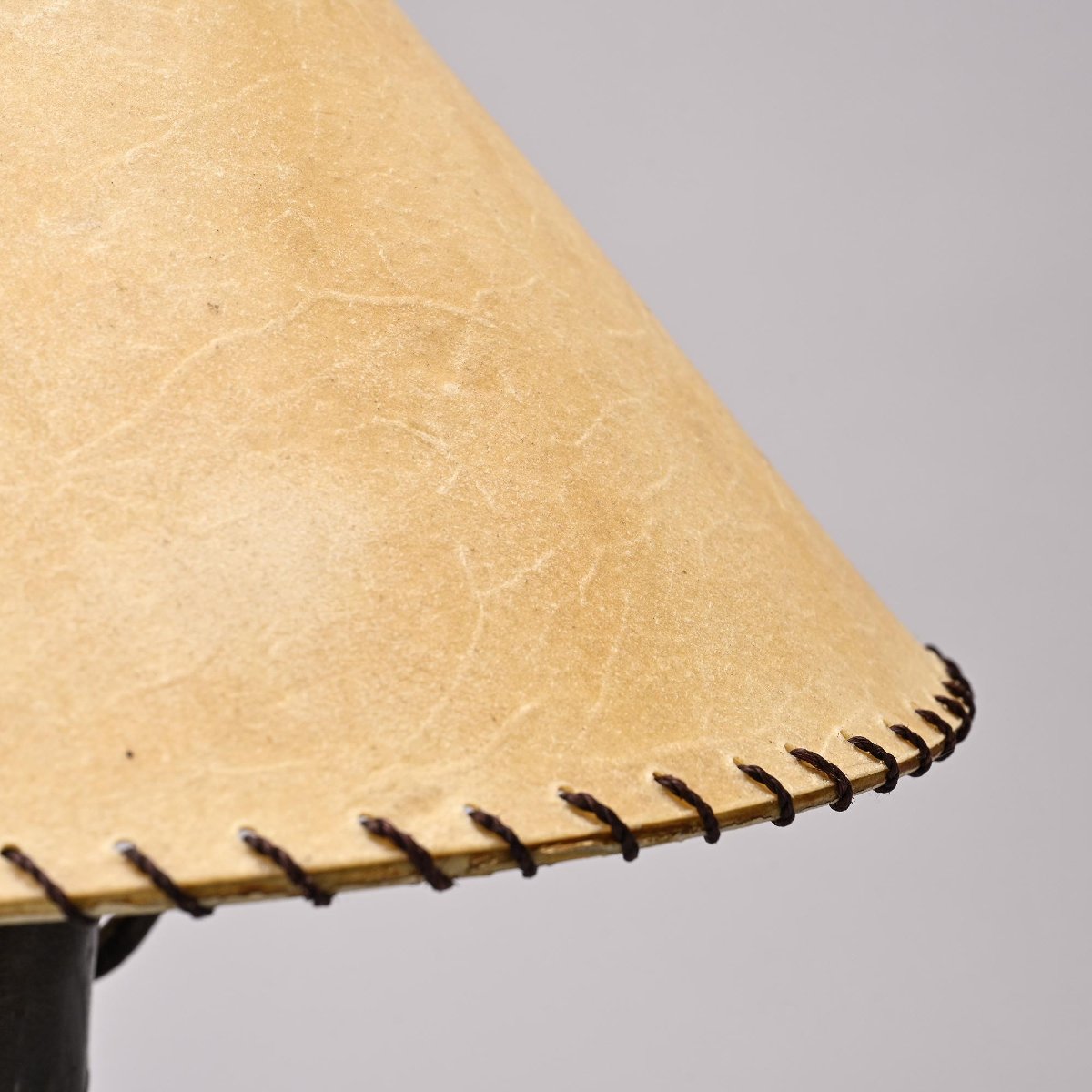 Lampe de table en fer martelé par  Léopold Gest, France, circa 1970-photo-2