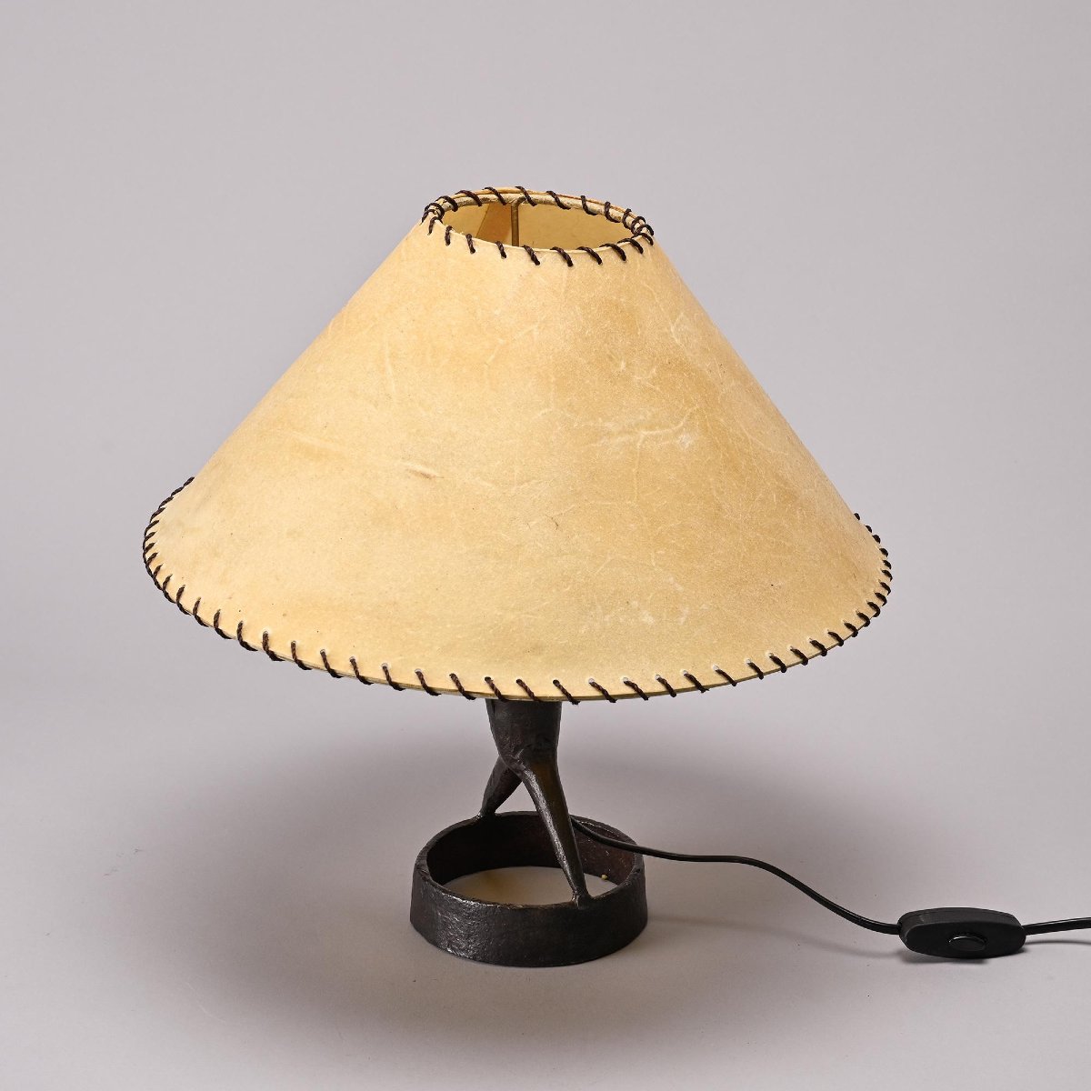 Lampe de table en fer martelé par  Léopold Gest, France, circa 1970-photo-4
