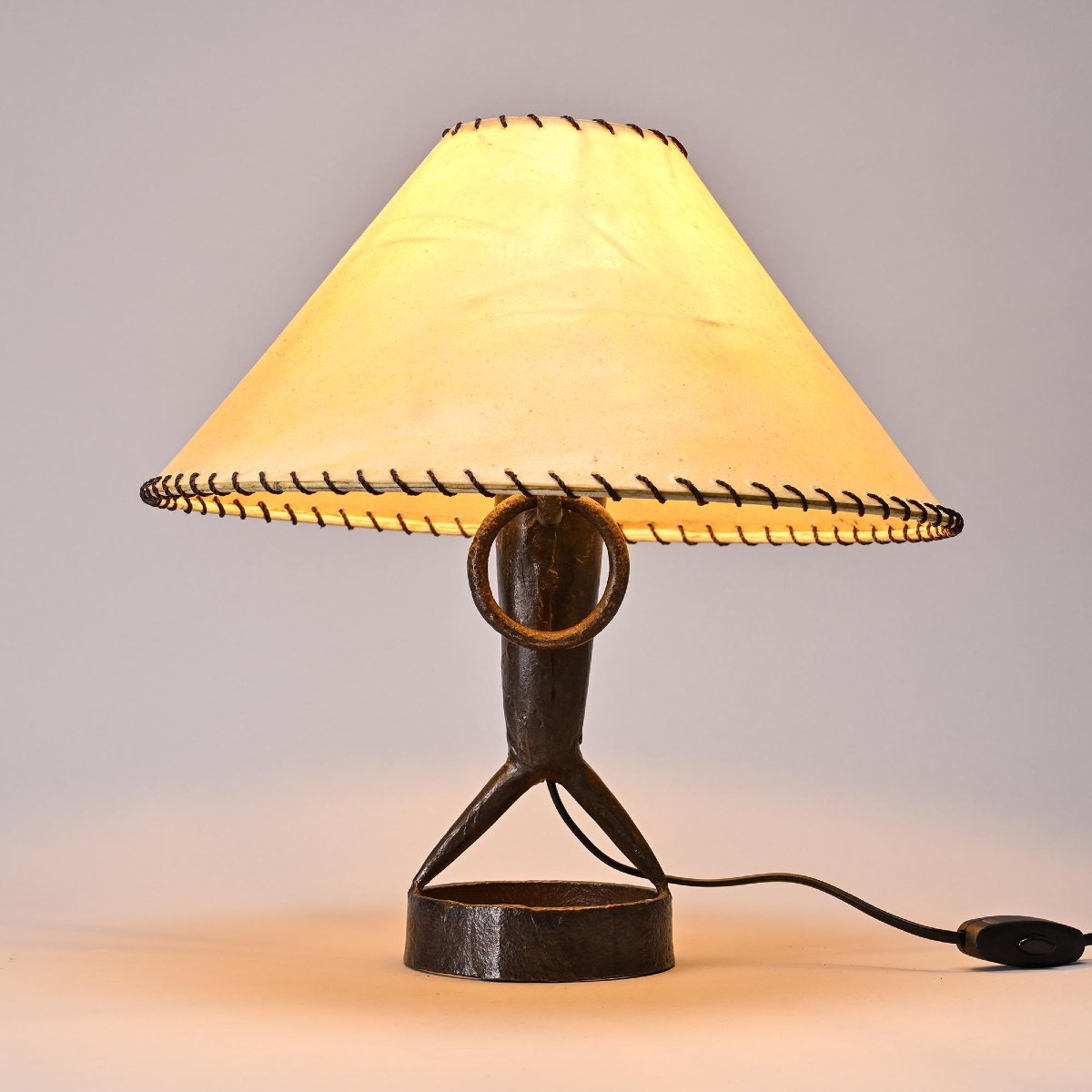 Lampe de table en fer martelé par  Léopold Gest, France, circa 1970