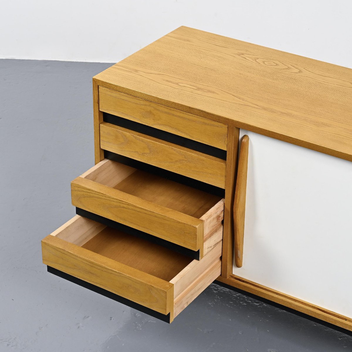  Enfilade Cansado par Charlotte Perriand, circa 1960-photo-3