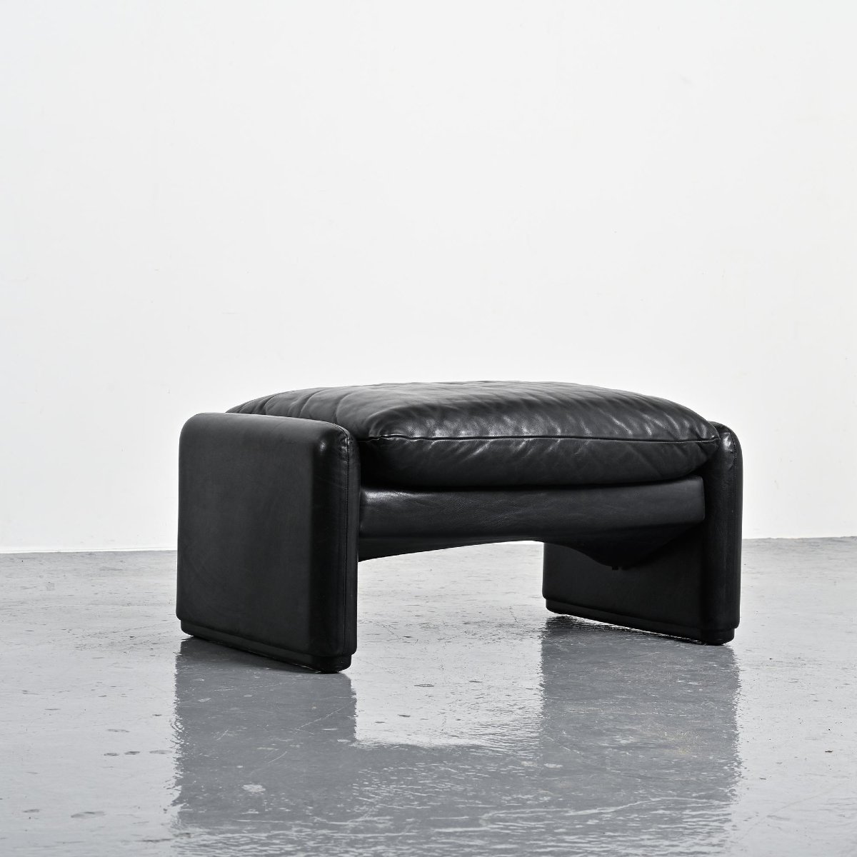 Paire d'ottomans Maralunga, Vico Magistretti pour Cassina, Italie, 1973 -photo-1