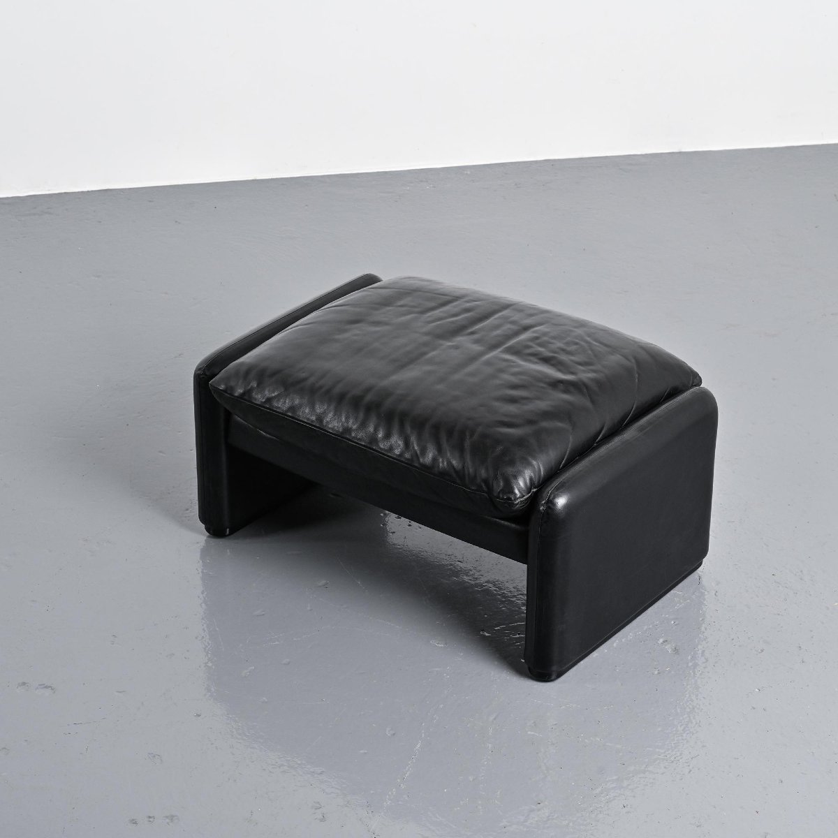 Paire d'ottomans Maralunga, Vico Magistretti pour Cassina, Italie, 1973 -photo-2