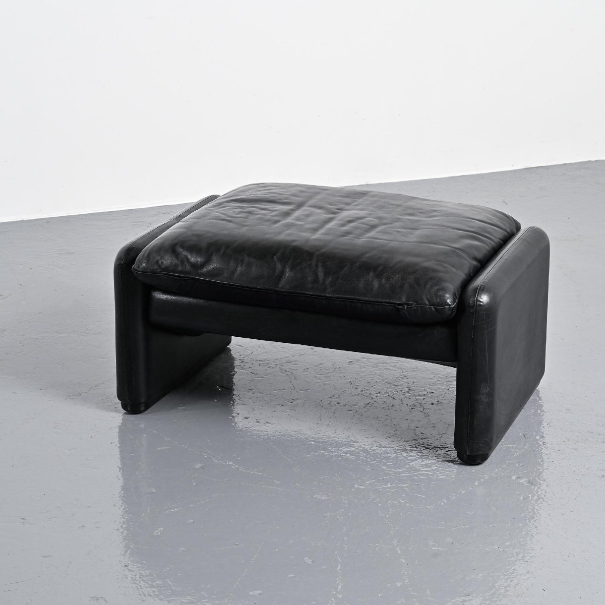 Paire d'ottomans Maralunga, Vico Magistretti pour Cassina, Italie, 1973 -photo-3