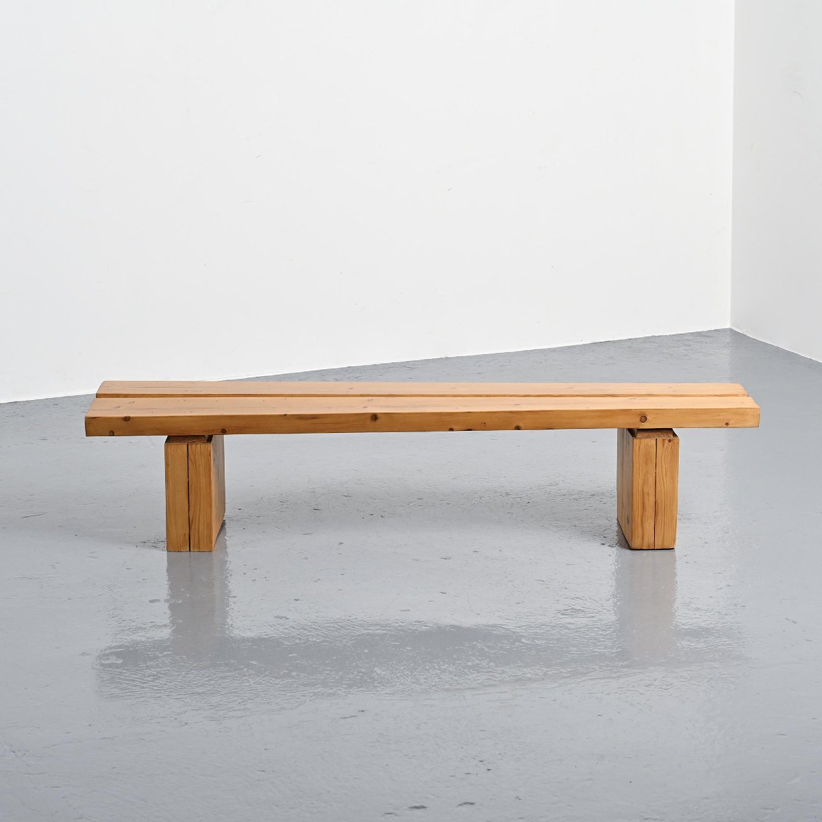 Banc en pin de la résidence La Rive, Arc 1600, France, circa 1970 -photo-2