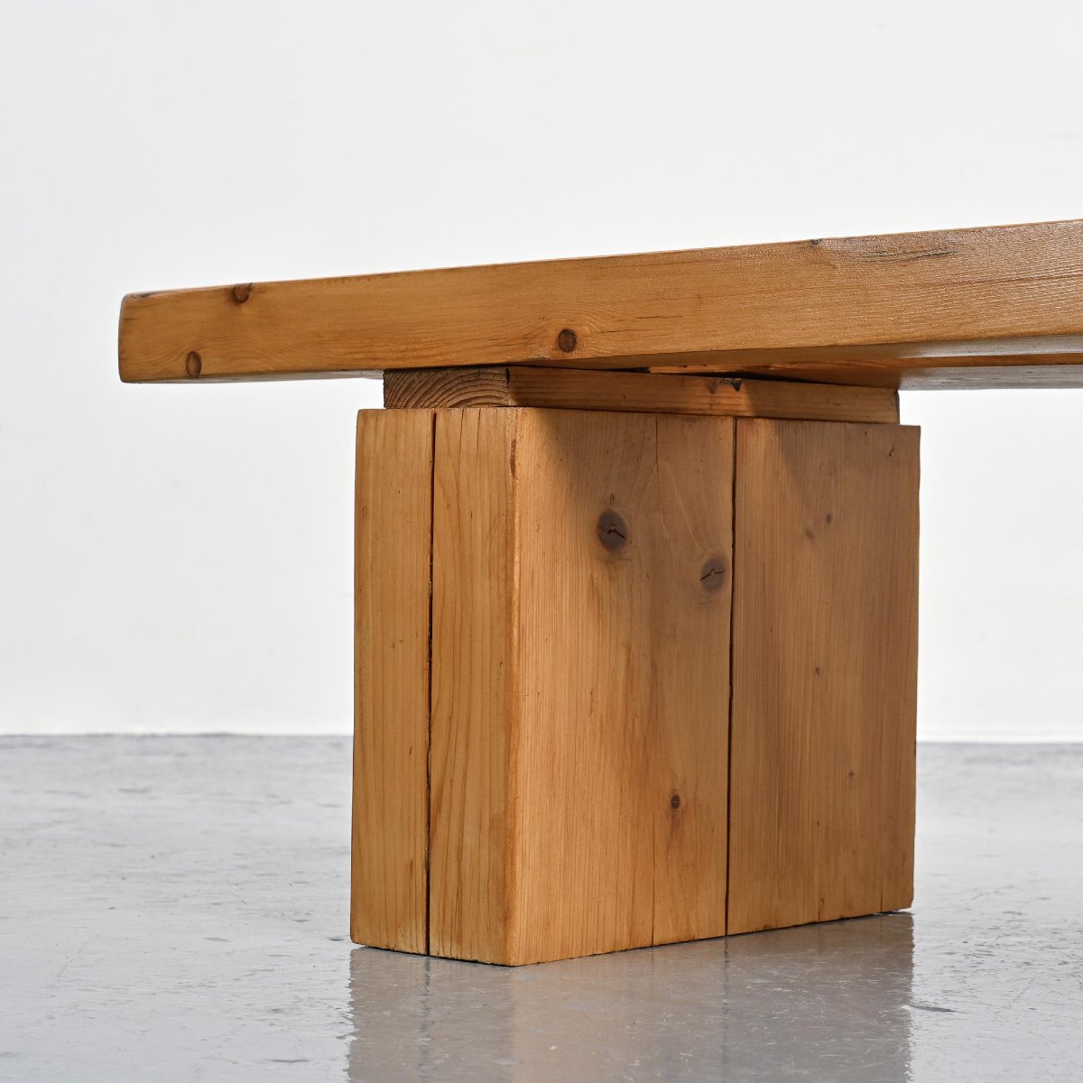 Banc en pin de la résidence La Rive, Arc 1600, France, circa 1970 -photo-1