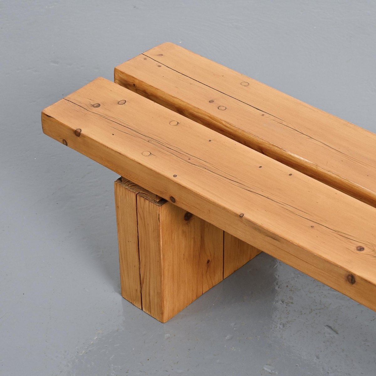 Banc en pin de la résidence La Rive, Arc 1600, France, circa 1970 -photo-2