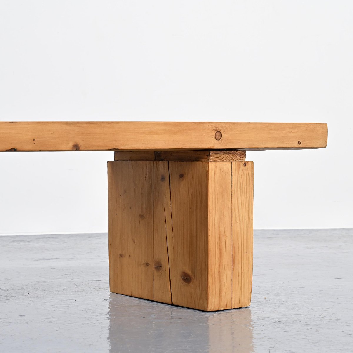Banc en pin de la résidence La Rive, Arc 1600, France, circa 1970 -photo-3