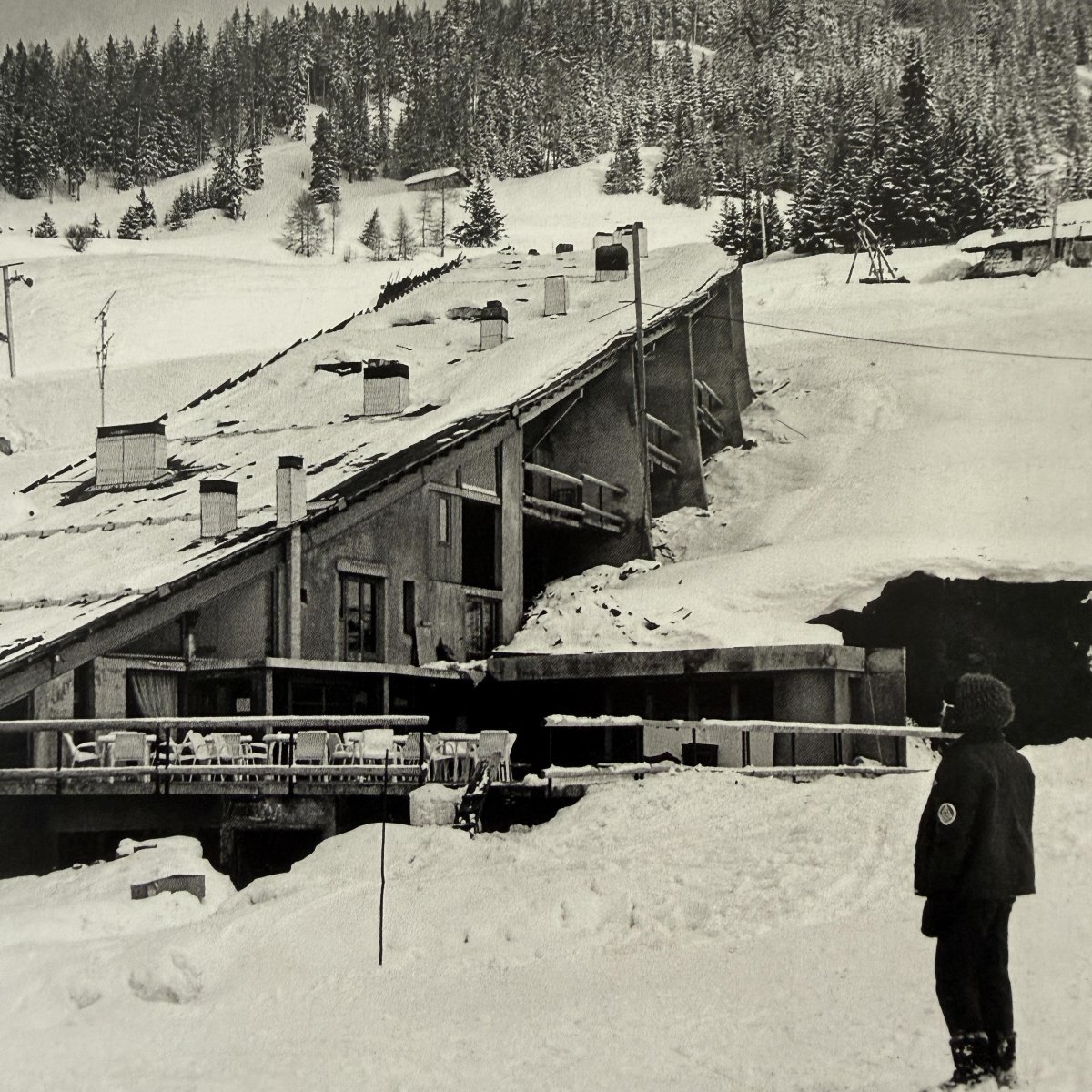 Banc en pin de la résidence La Rive, Arc 1600, France, circa 1970 -photo-5