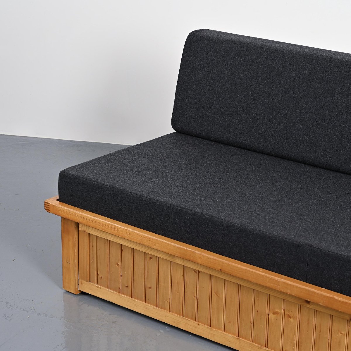 Banquette-lit dessinée par Charlotte Perriand pour Les Arcs, circa 1970-photo-1