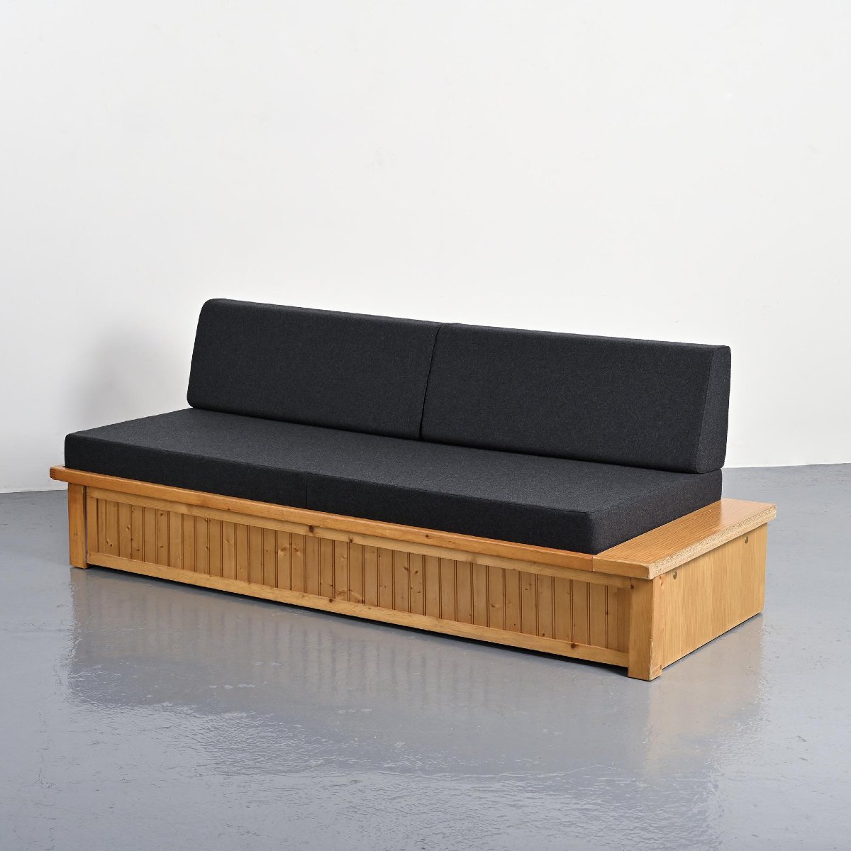 Banquette-lit dessinée par Charlotte Perriand pour Les Arcs, circa 1970-photo-2