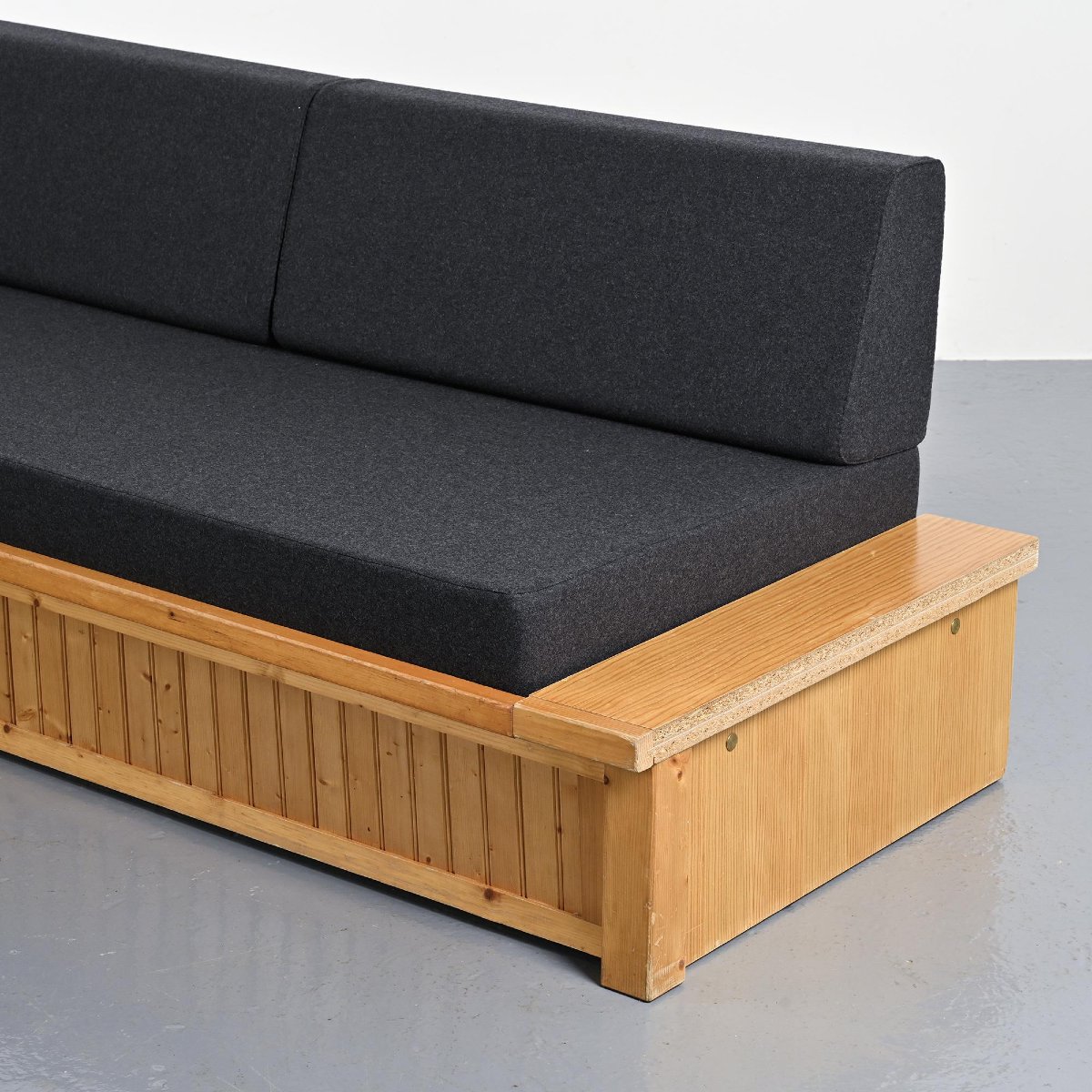 Banquette-lit dessinée par Charlotte Perriand pour Les Arcs, circa 1970-photo-3