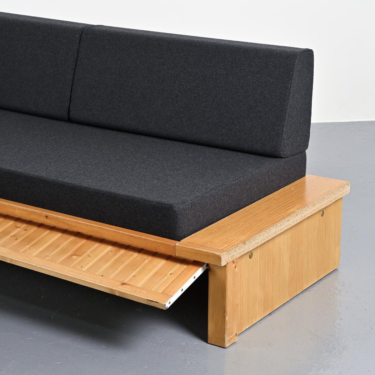 Banquette-lit dessinée par Charlotte Perriand pour Les Arcs, circa 1970-photo-4