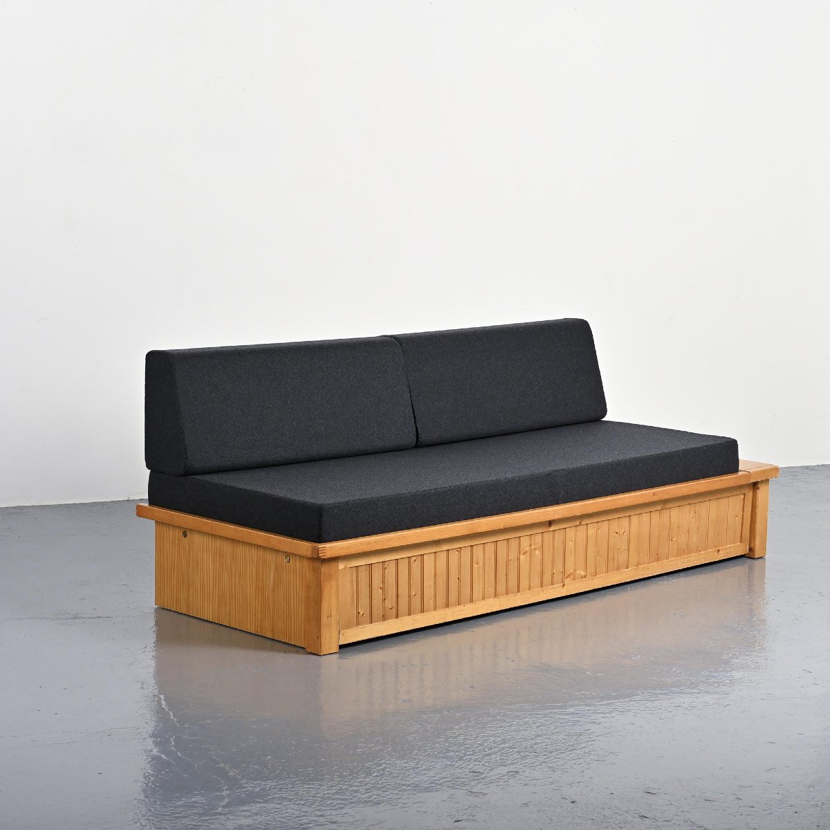 Banquette-lit dessinée par Charlotte Perriand pour Les Arcs, circa 1970-photo-6