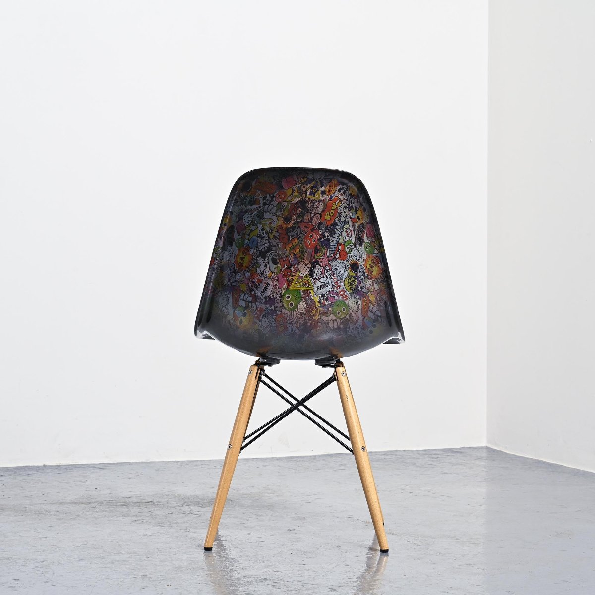 Chaise Eames customisée par un artiste, circa 2000-photo-4