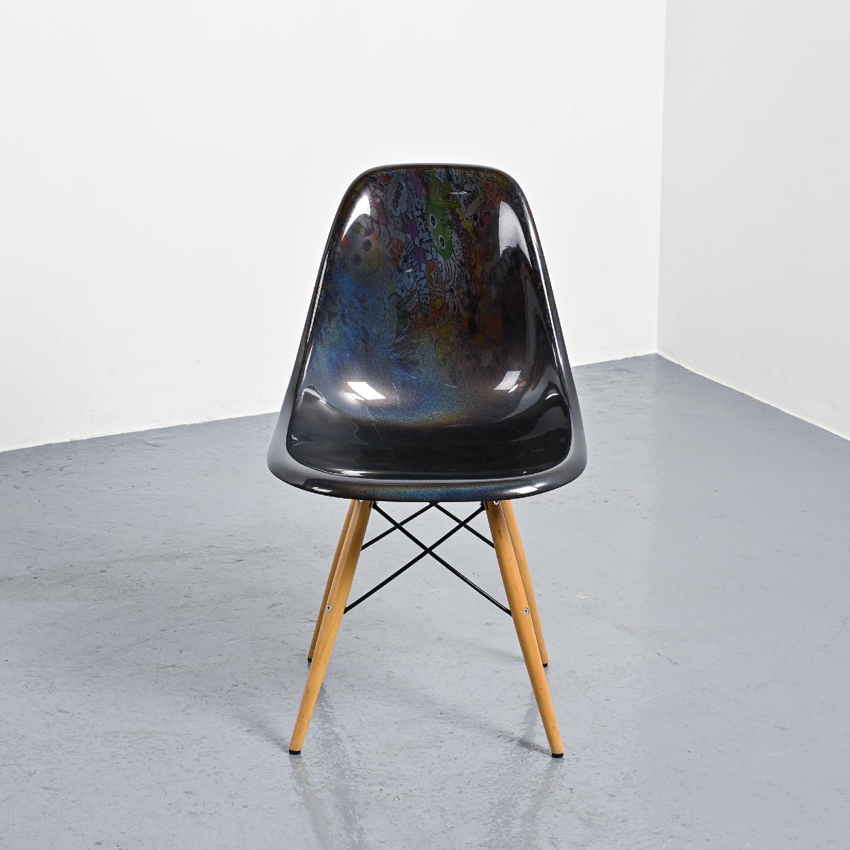 Chaise Eames customisée par un artiste, circa 2000-photo-5