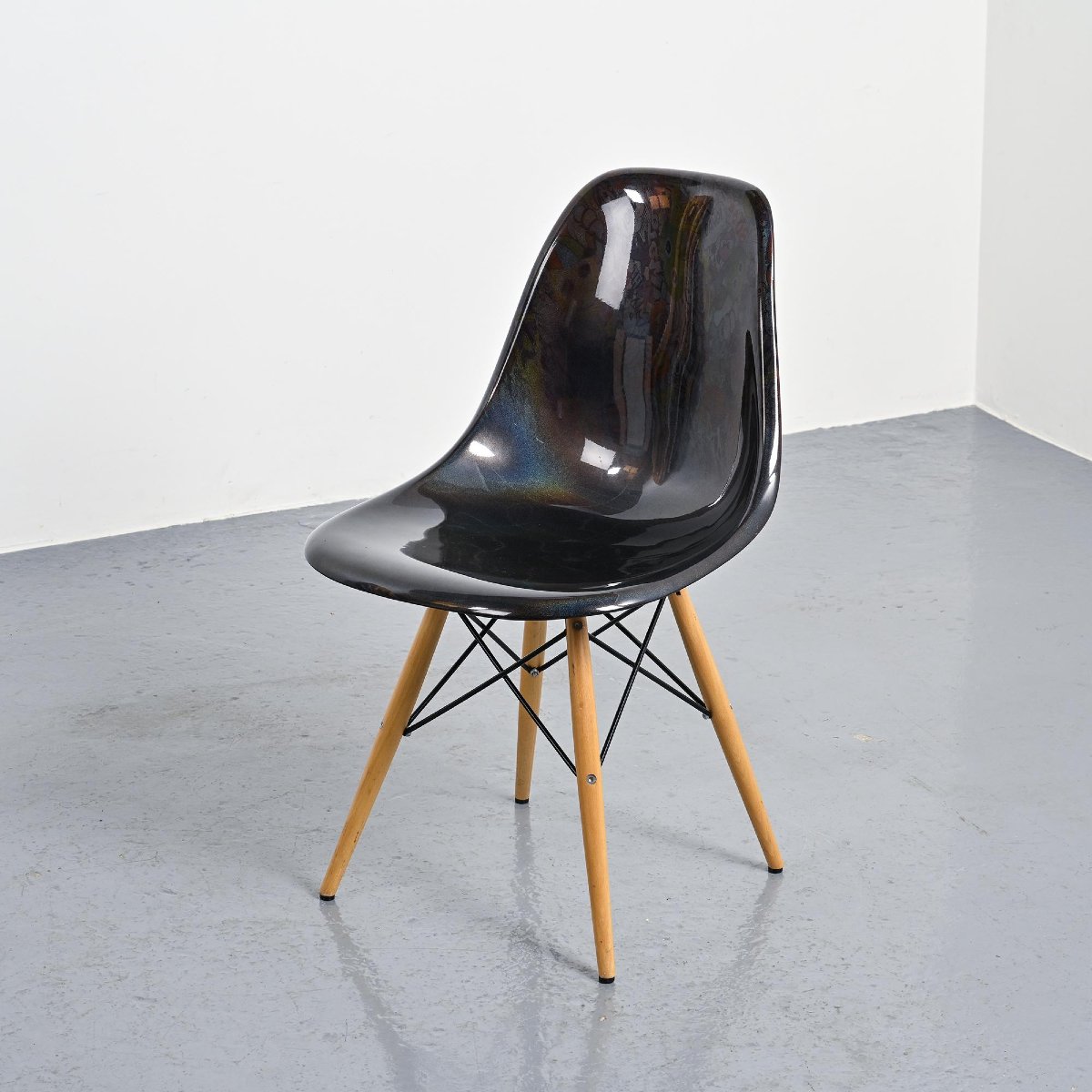 Chaise Eames customisée par un artiste, circa 2000-photo-6