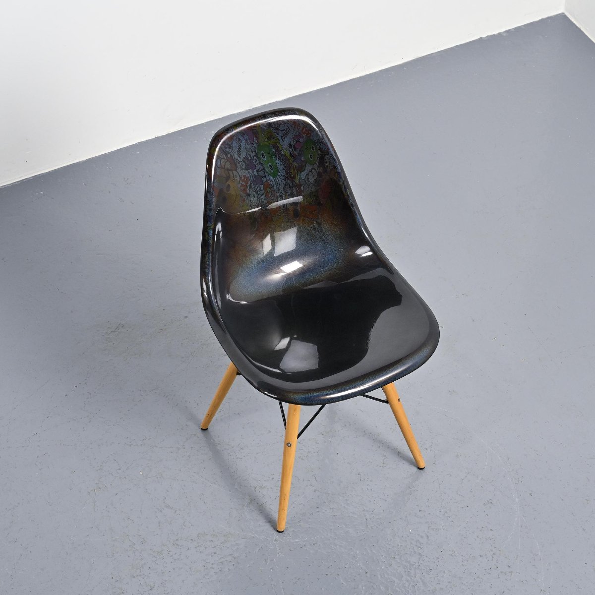 Chaise Eames customisée par un artiste, circa 2000-photo-8