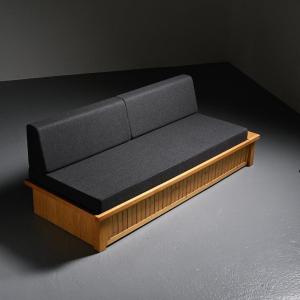 Banquette-lit dessinée par Charlotte Perriand pour Les Arcs, circa 1970