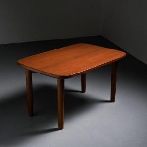 Table T-2671 par Sori Yanagi, Tendo, 1972