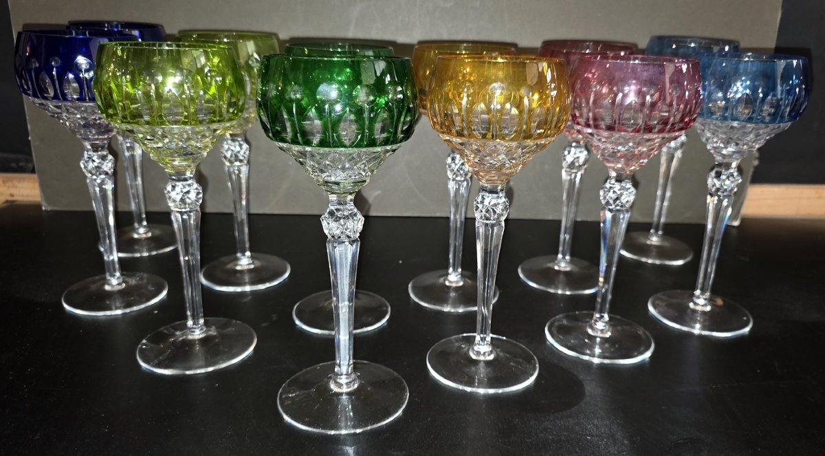 12 verres du Rhin de couleur en cristal taillé