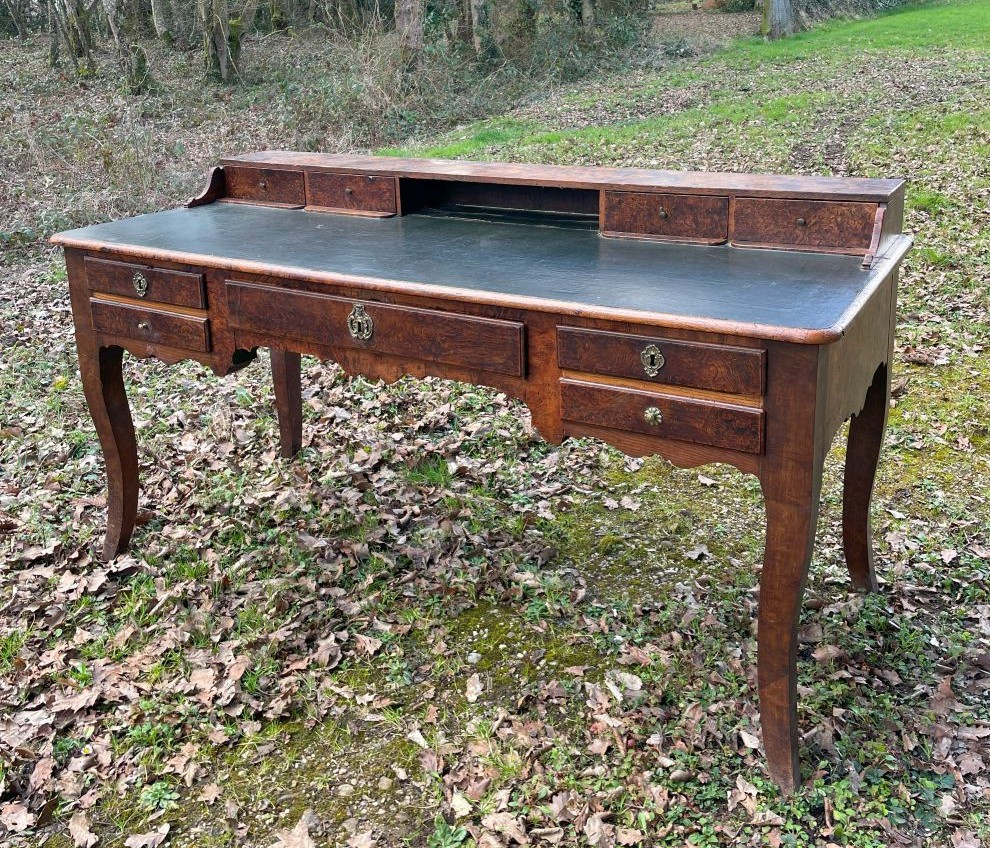 Grand bureau Louis Philippe 1820-40 en noyer et cuir 