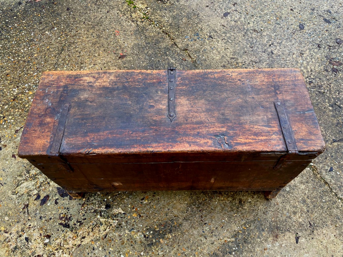 Petit Coffre du 18ème siècle Louis XIII en bois de noyer-photo-2
