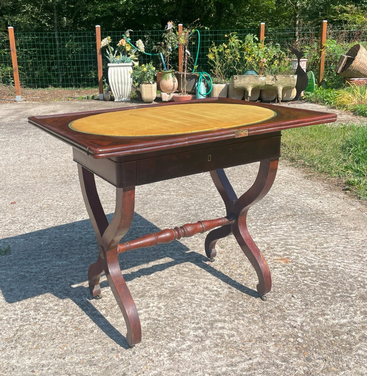 Table à jeux en portefeuille début 19ème siècle en noyer et acajou