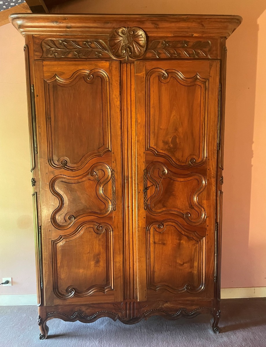 Grande Armoire Bressanne du 19ème siècle en très bon état.