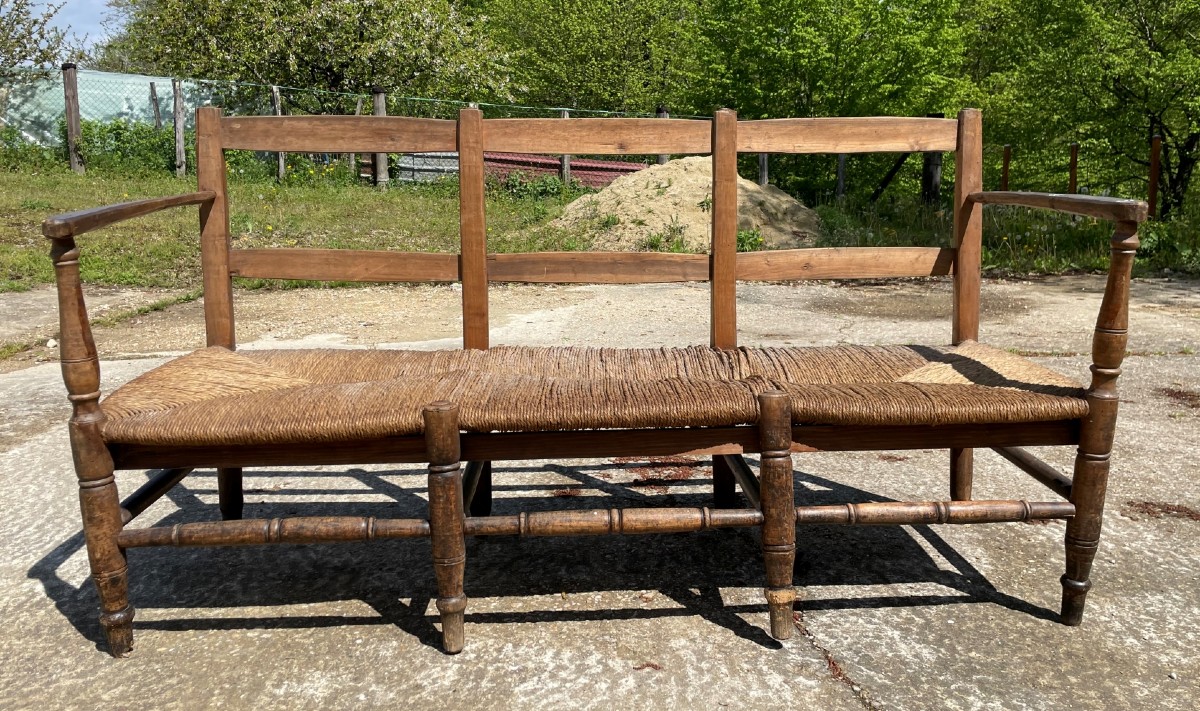 Radassier Banquette Provençal 3 places paillé en bois du 19ème un peu usée