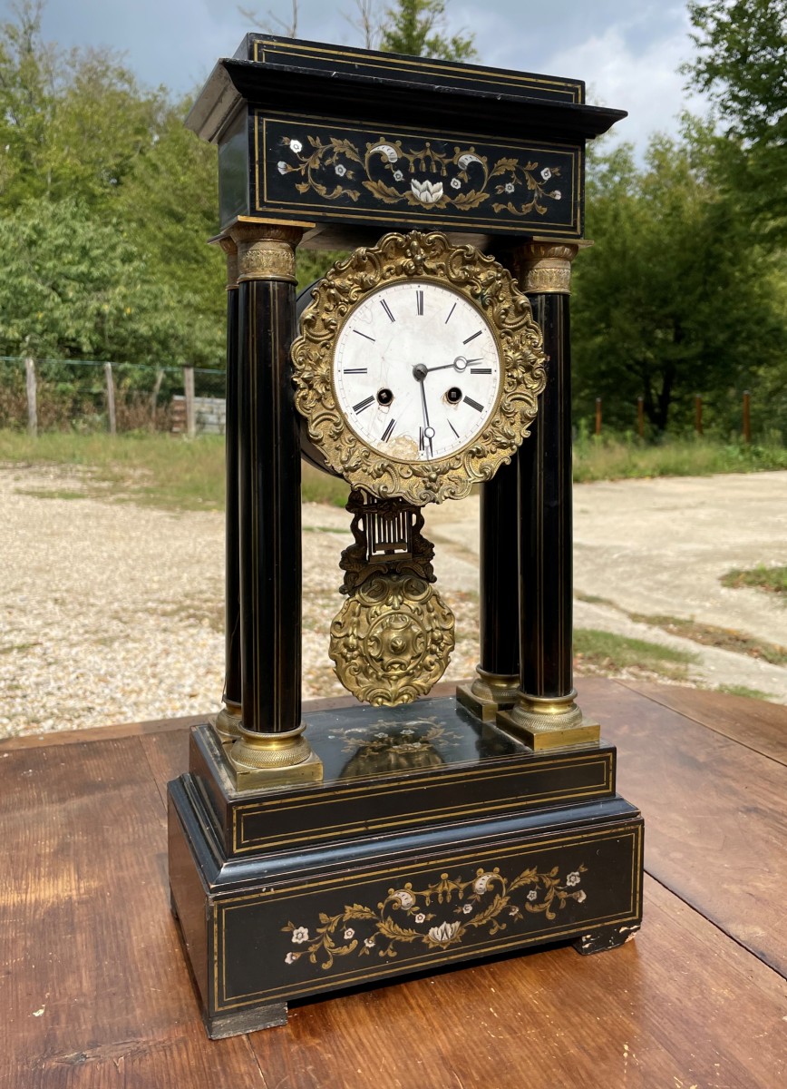 Napoleon III Clock With 4 Columns From The 19th Century In Wood And Marquetry