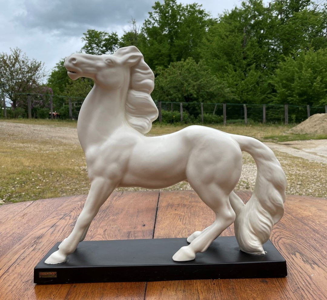 Cheval blanc en céramique 