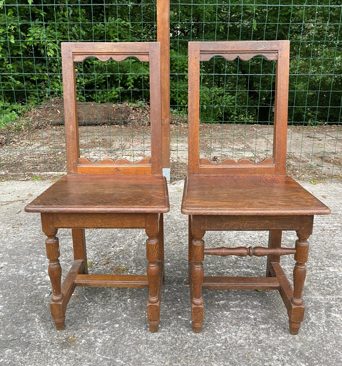 2 Chaises en bois massif 